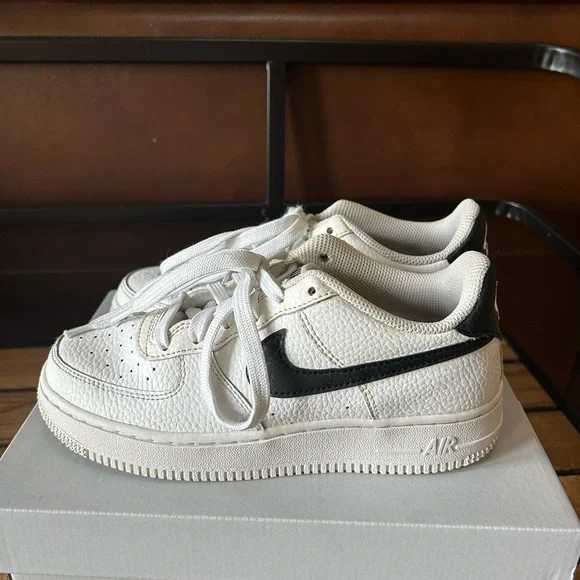 Kids 3.5 Nike Air Force 1 White Sneakers - Picture 5 of 9